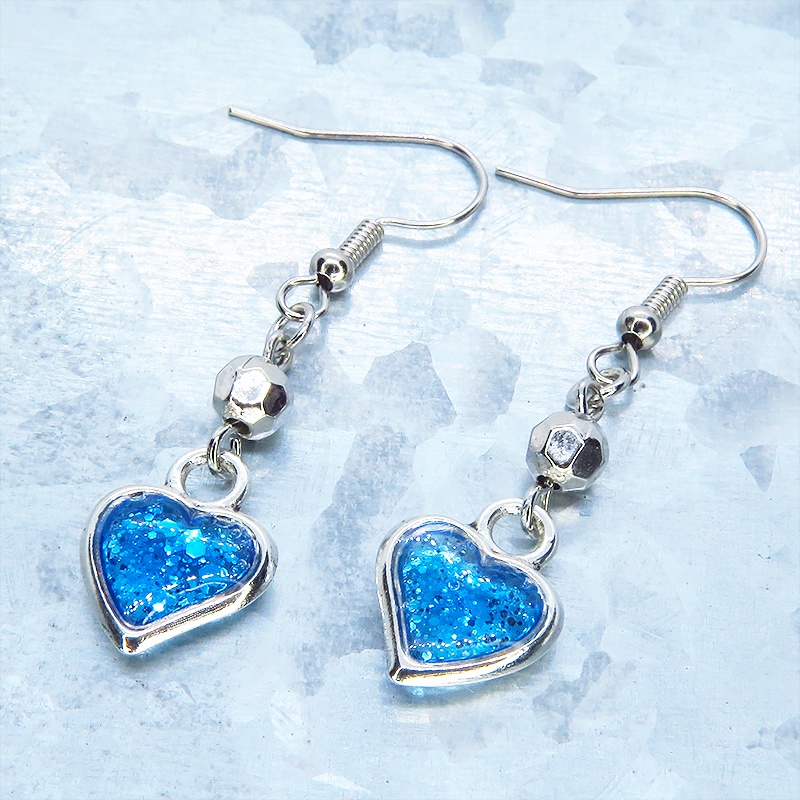 ブルーカラーレジンのハートモチーフのコンパクトなピアス レジン シルバーラメ サージカル可