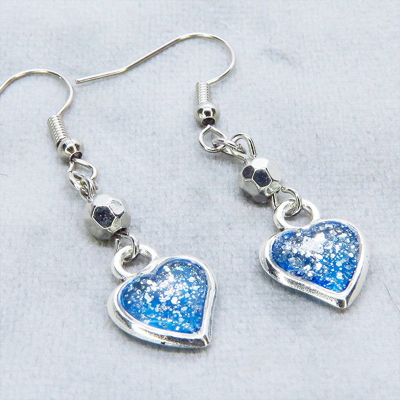 ブルーカラーレジンのハートモチーフのコンパクトなピアス レジン シルバーラメ サージカル可