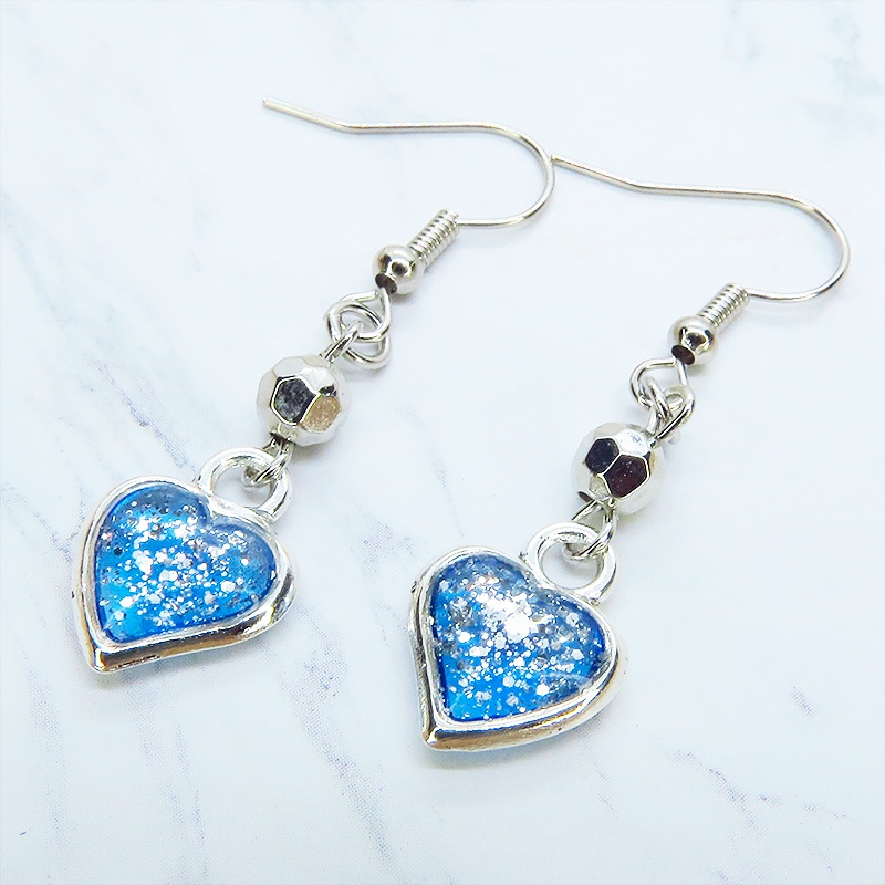 ブルーカラーレジンのハートモチーフのコンパクトなピアス レジン シルバーラメ サージカル可
