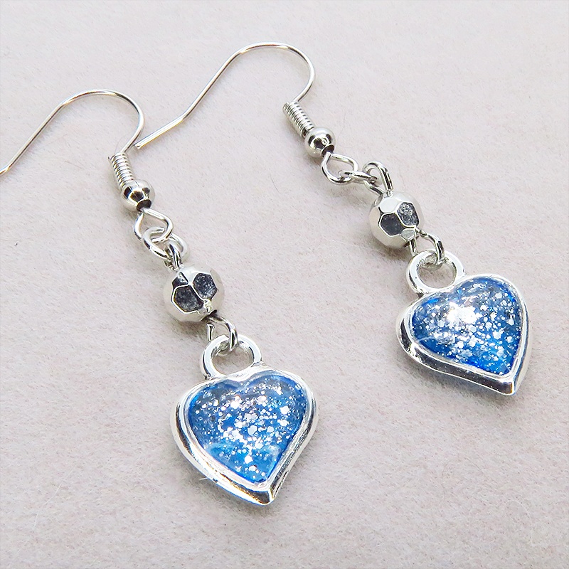 ブルーカラーレジンのハートモチーフのコンパクトなピアス レジン シルバーラメ サージカル可