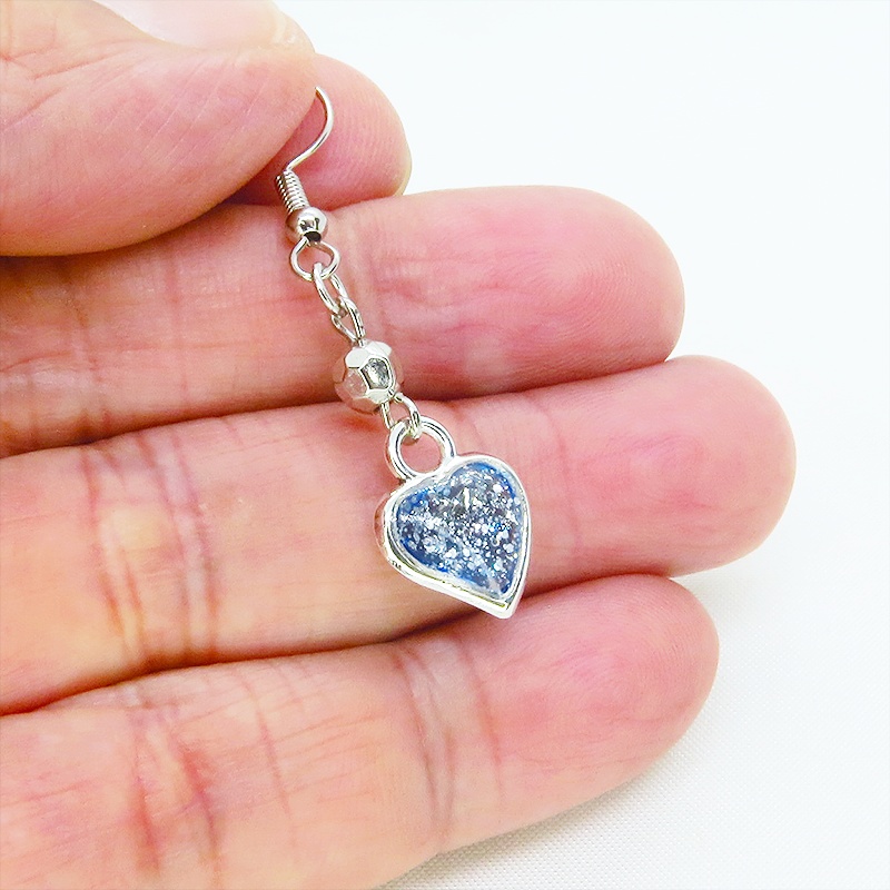 ブルーカラーレジンのハートモチーフのコンパクトなピアス レジン シルバーラメ サージカル可