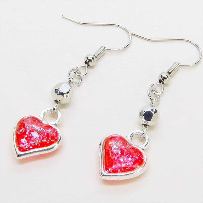 スカーレットカラーレジンのハートモチーフのコンパクトなピアス レジン シルバーラメ サージカル可