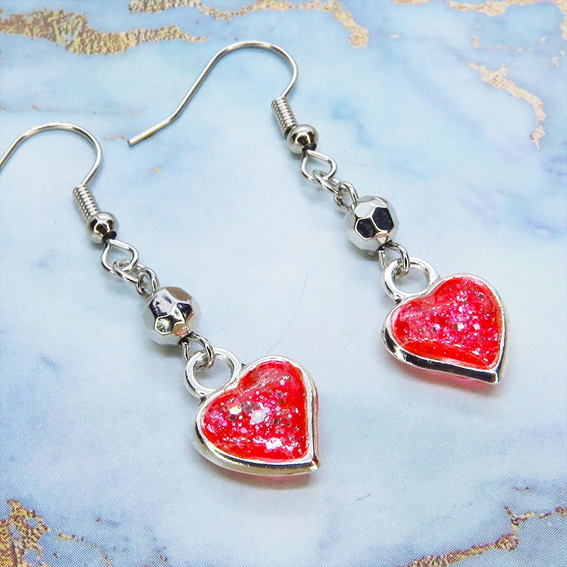 スカーレットカラーレジンのハートモチーフのコンパクトなピアス レジン シルバーラメ サージカル可