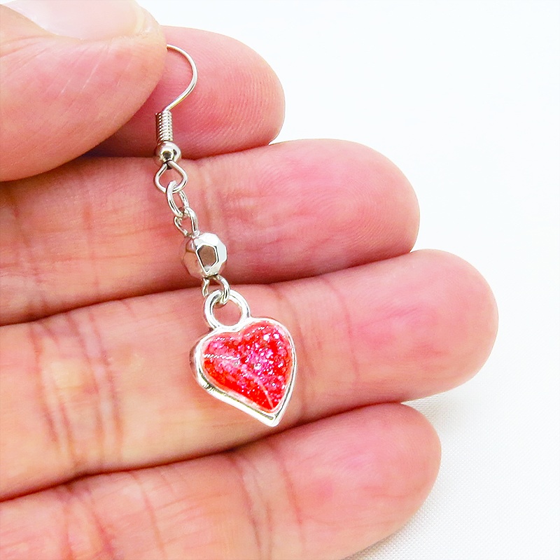 スカーレットカラーレジンのハートモチーフのコンパクトなピアス レジン シルバーラメ サージカル可