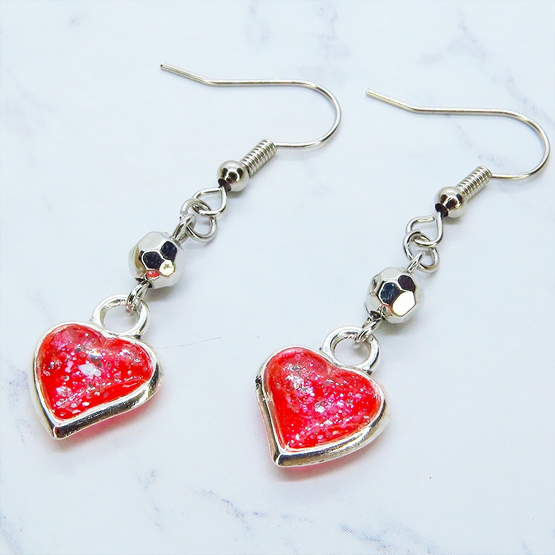 スカーレットカラーレジンのハートモチーフのコンパクトなピアス レジン シルバーラメ サージカル可