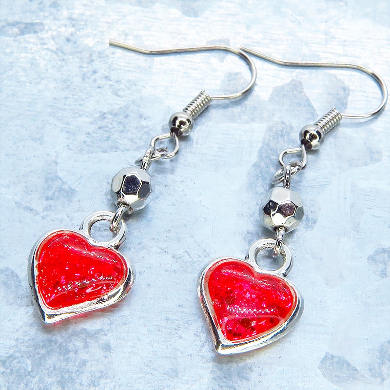 スカーレットカラーレジンのハートモチーフのコンパクトなピアス レジン シルバーラメ サージカル可