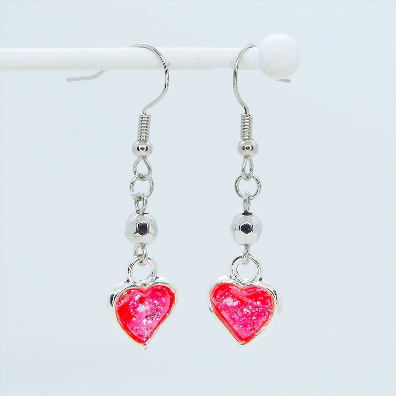 スカーレットカラーレジンのハートモチーフのコンパクトなピアス レジン シルバーラメ サージカル可