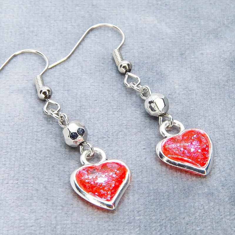 スカーレットカラーレジンのハートモチーフのコンパクトなピアス レジン シルバーラメ サージカル可