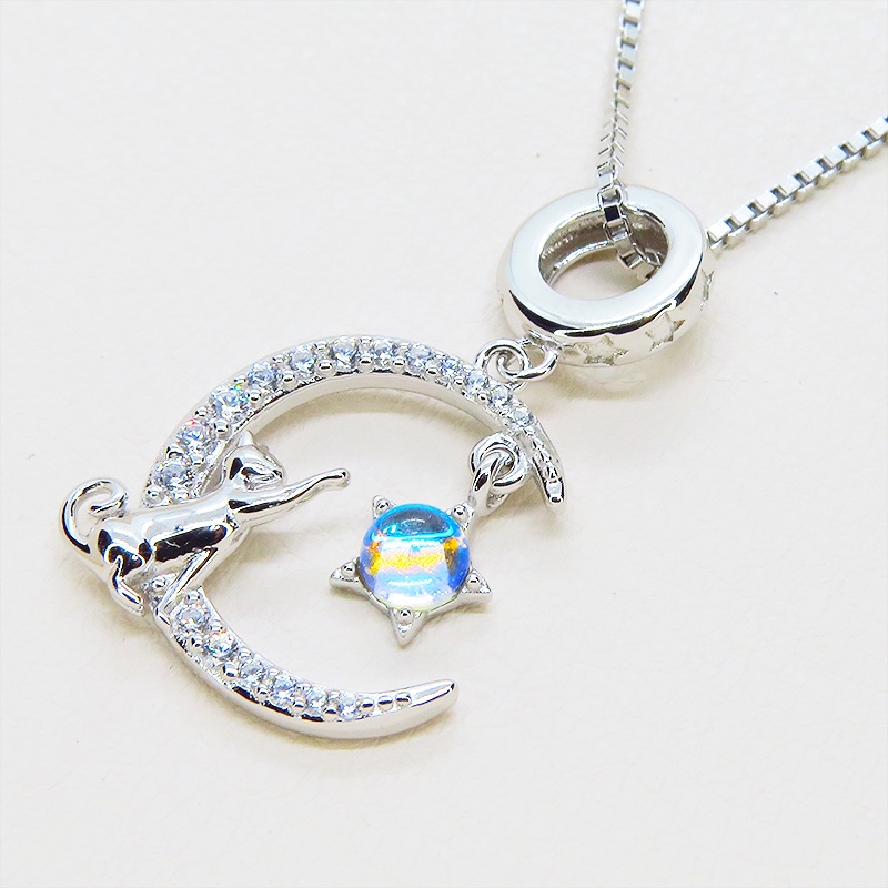 シルバー925 星にじゃれる猫が三日月に乗るモチーフのペンダント・ネックレス ムーンストーン アジャスター追加可