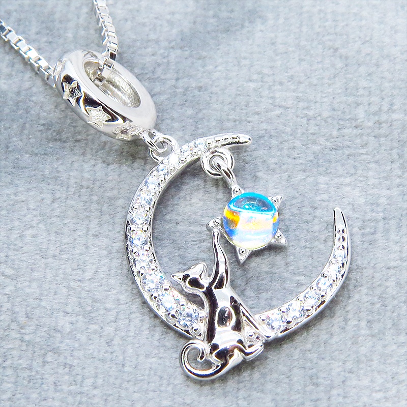 シルバー925 星にじゃれる猫が三日月に乗るモチーフのペンダント・ネックレス ムーンストーン アジャスター追加可