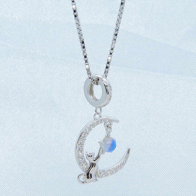 シルバー925 星にじゃれる猫が三日月に乗るモチーフのペンダント・ネックレス ムーンストーン アジャスター追加可