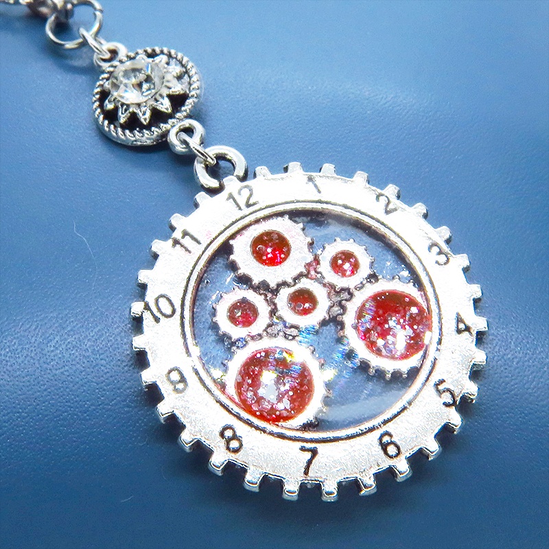 アンティークシルバー 時計と歯車を組合せたペンダントモチーフ マゼンタカラーレジン ラインストーン
