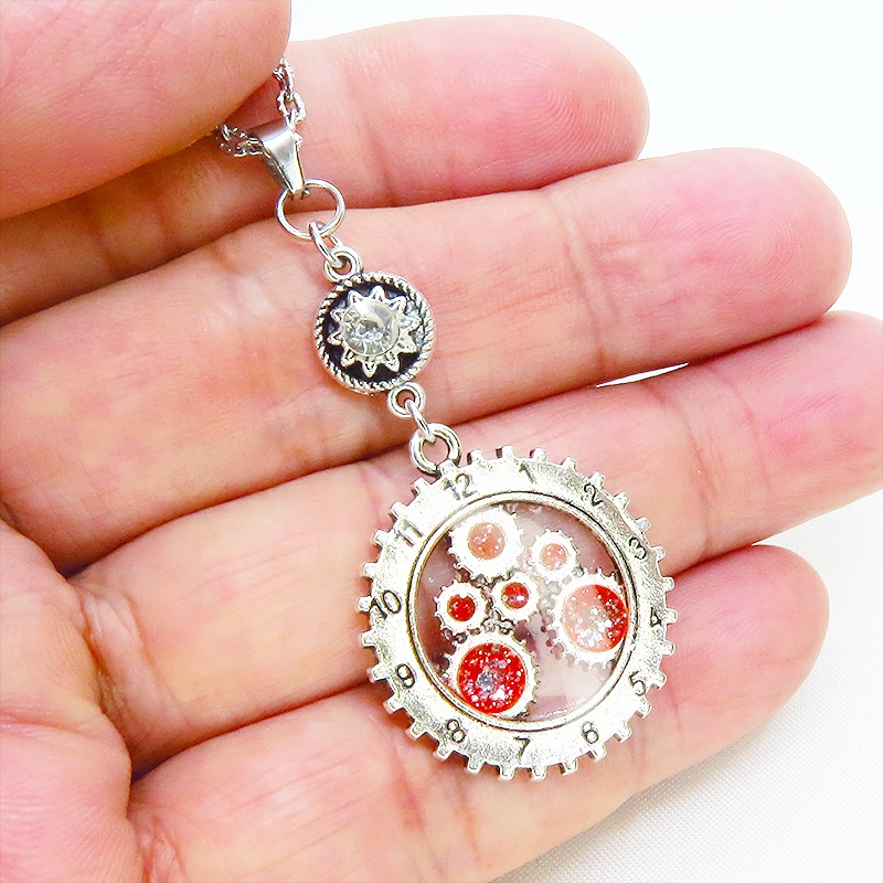 アンティークシルバー 時計と歯車を組合せたペンダントモチーフ マゼンタカラーレジン ラインストーン