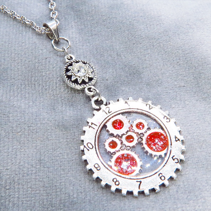 アンティークシルバー 時計と歯車を組合せたペンダントモチーフ マゼンタカラーレジン ラインストーン