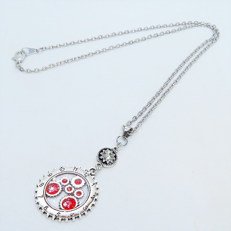 アンティークシルバー 時計と歯車を組合せたペンダントモチーフ マゼンタカラーレジン ラインストーン