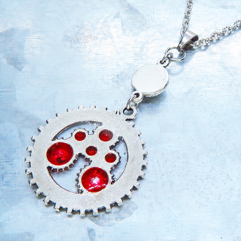 アンティークシルバー 時計と歯車を組合せたペンダントモチーフ マゼンタカラーレジン ラインストーン