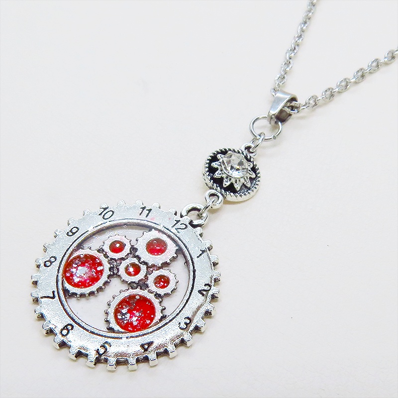 アンティークシルバー 時計と歯車を組合せたペンダントモチーフ マゼンタカラーレジン ラインストーン