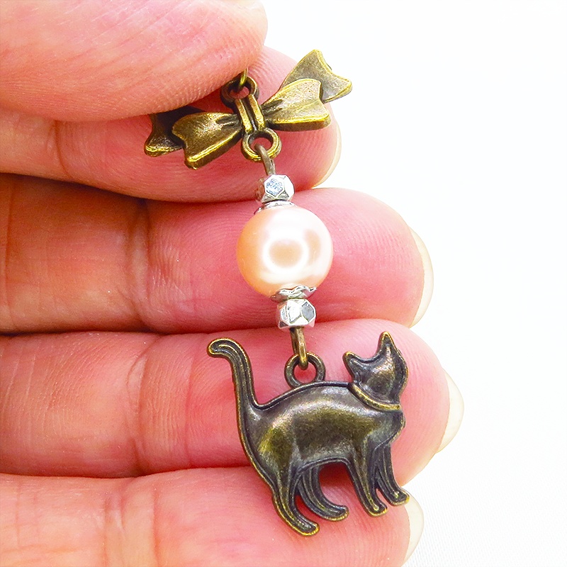 アンティークゴールド 歩き猫とリボンにベージュカラーのビーズを組合せた大人可愛いピアス サージカル可