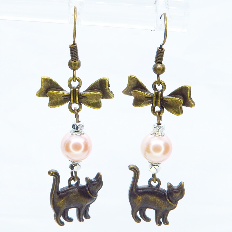 アンティークゴールド 歩き猫とリボンにベージュカラーのビーズを組合せた大人可愛いピアス サージカル可