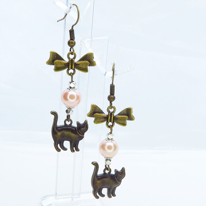 アンティークゴールド 歩き猫とリボンにベージュカラーのビーズを組合せた大人可愛いピアス サージカル可