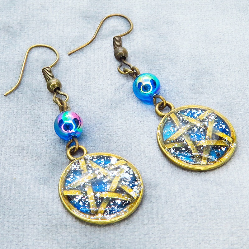 アンティークゴールド ブルーレジンペンタグラムのピアス クリアブルービーズ
