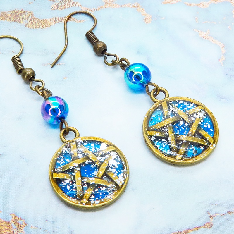アンティークゴールド ブルーレジンペンタグラムのピアス クリアブルービーズ