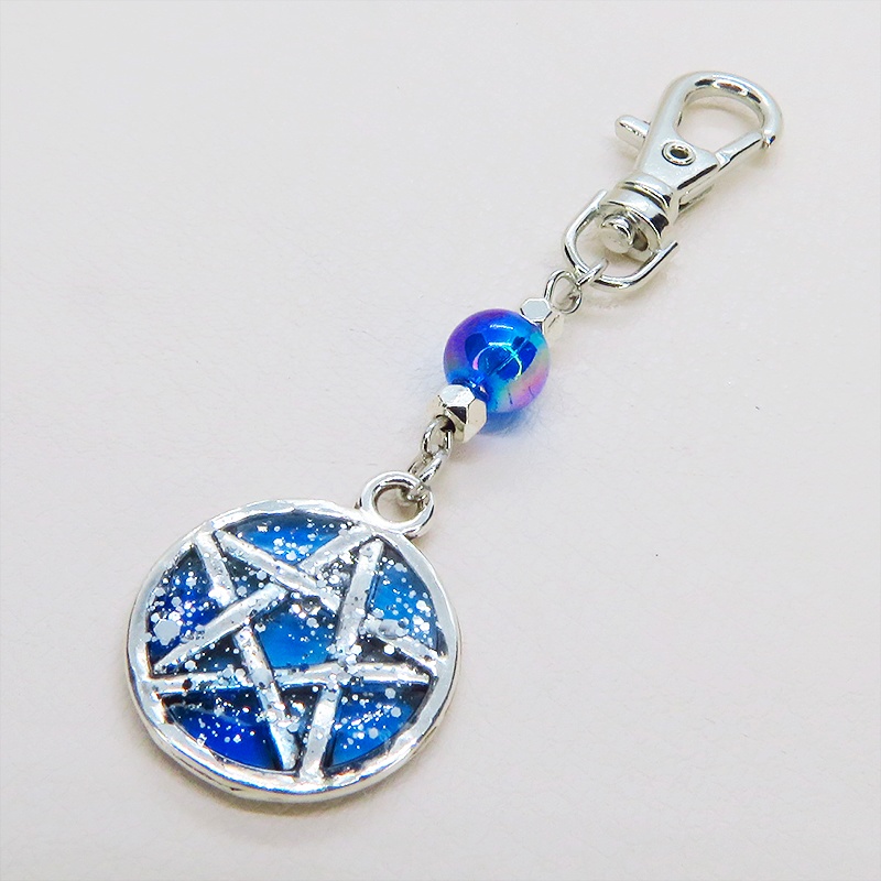 アンティークシルバー ブルーレジンペンタグラムのキーホルダー クリアブルービーズ 金具変更可