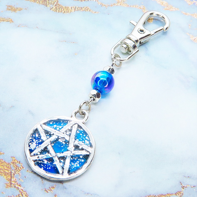 アンティークシルバー ブルーレジンペンタグラムのキーホルダー クリアブルービーズ 金具変更可
