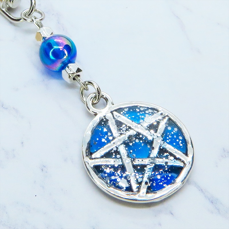 アンティークシルバー ブルーレジンペンタグラムのキーホルダー クリアブルービーズ 金具変更可