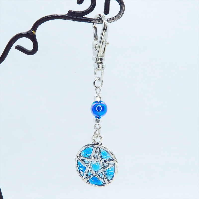 アンティークシルバー ブルーレジンペンタグラムのキーホルダー クリアブルービーズ 金具変更可