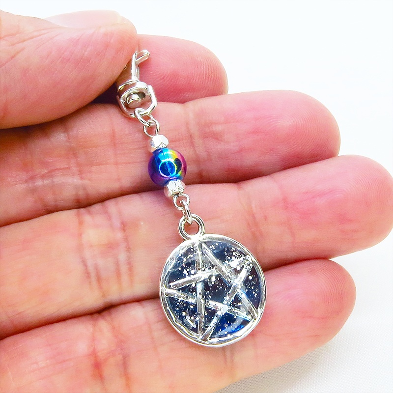 アンティークシルバー ブルーレジンペンタグラムのキーホルダー クリアブルービーズ 金具変更可