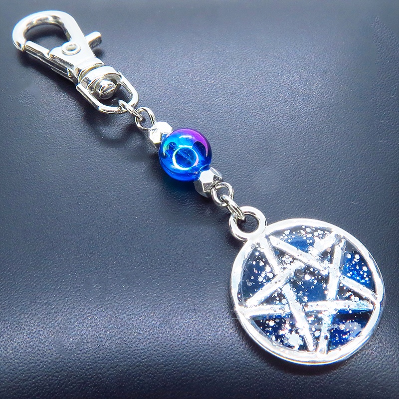 アンティークシルバー ブルーレジンペンタグラムのキーホルダー クリアブルービーズ 金具変更可