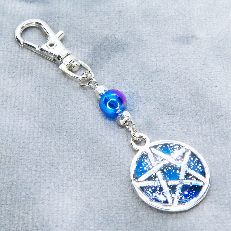 アンティークシルバー ブルーレジンペンタグラムのキーホルダー クリアブルービーズ 金具変更可