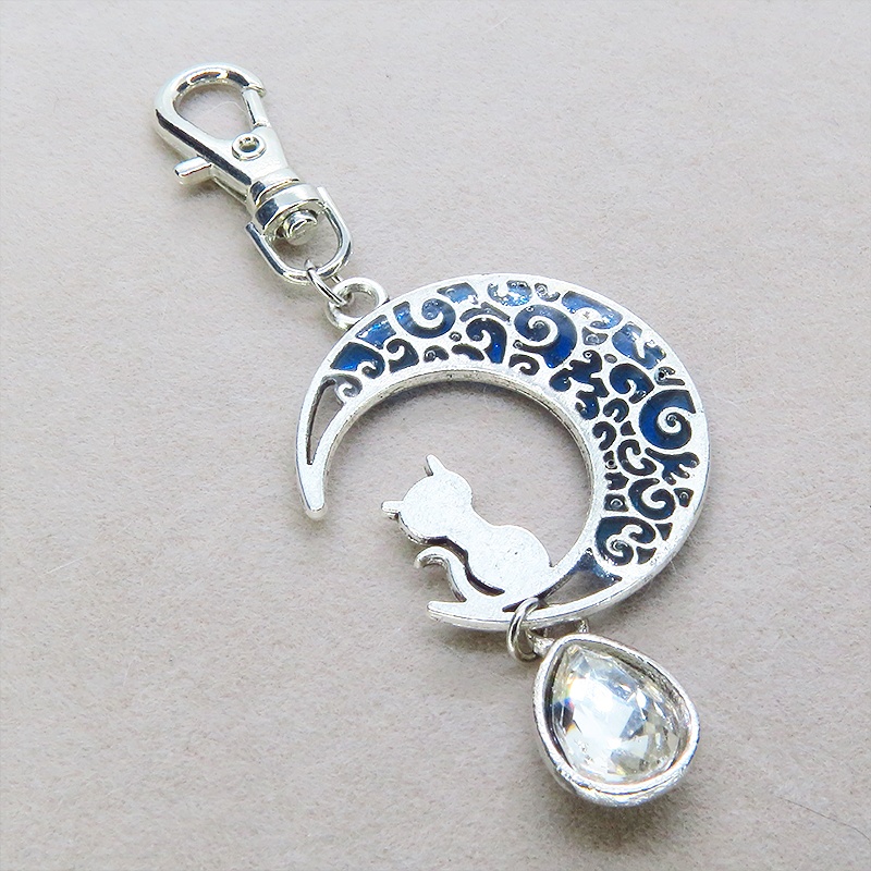 アンティークシルバー ブルーレジンで彩色した猫が座る三日月モチーフのキーホルダー 金具変更可