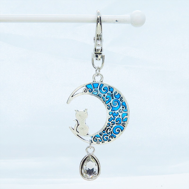 アンティークシルバー ブルーレジンで彩色した猫が座る三日月モチーフのキーホルダー 金具変更可