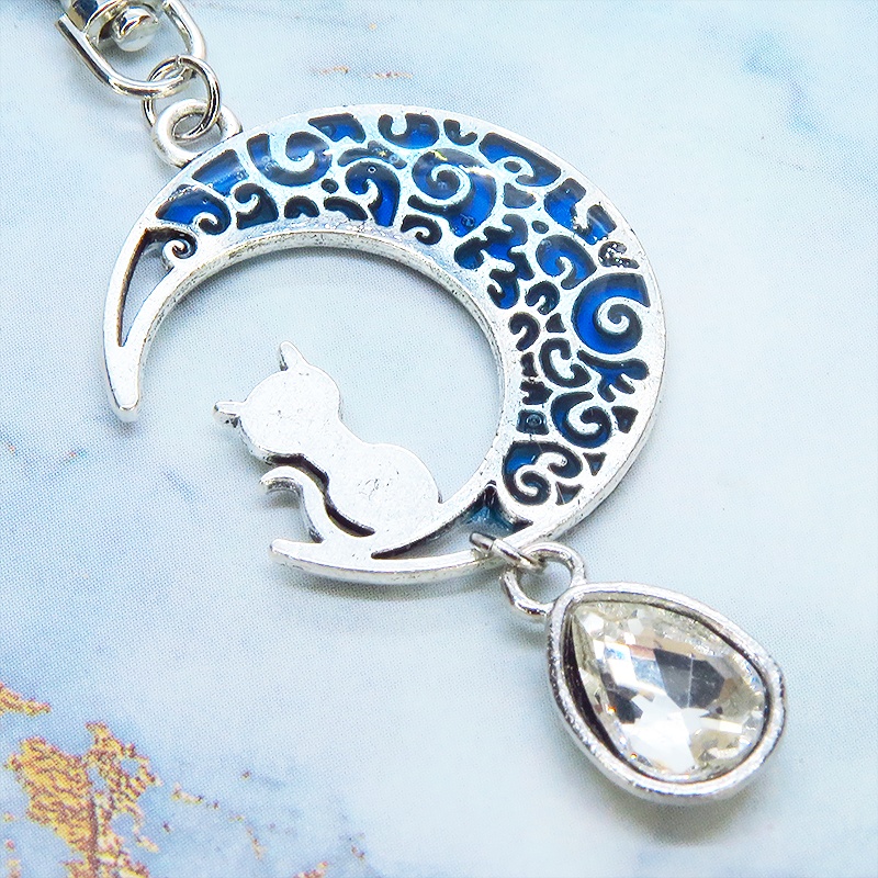 アンティークシルバー ブルーレジンで彩色した猫が座る三日月モチーフのキーホルダー 金具変更可