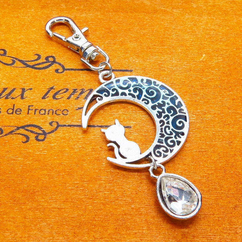 アンティークシルバー ブルーレジンで彩色した猫が座る三日月モチーフのキーホルダー 金具変更可