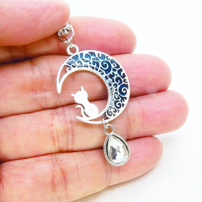 アンティークシルバー ブルーレジンで彩色した猫が座る三日月モチーフのキーホルダー 金具変更可