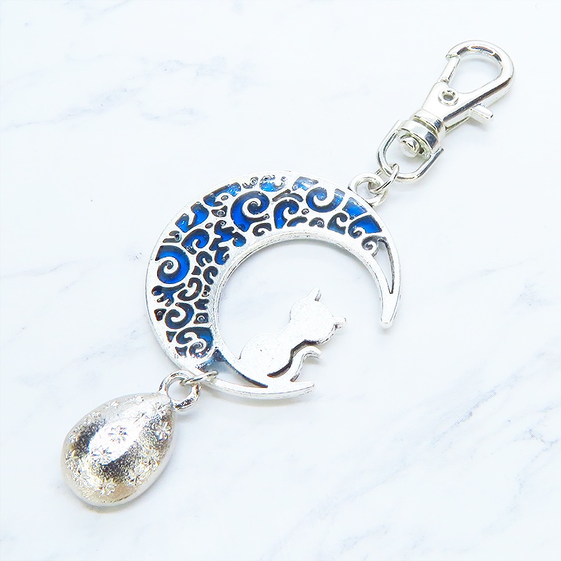 アンティークシルバー ブルーレジンで彩色した猫が座る三日月モチーフのキーホルダー 金具変更可
