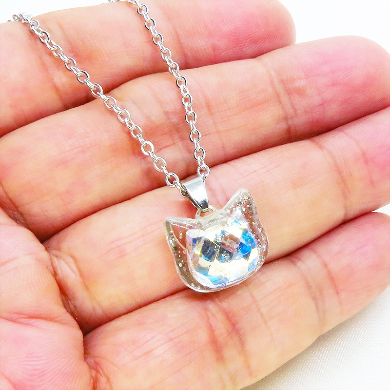 シルバーカラー 猫フェイスモチーフのムーンライトクリスタルのペンダントネックレス レジン 長さ調整可 ステンレス可