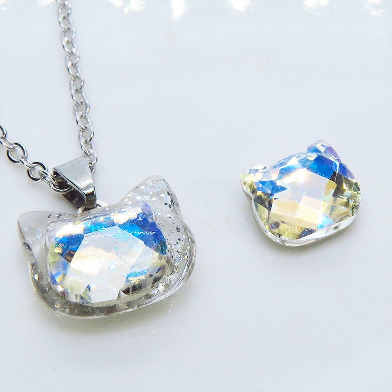 シルバーカラー 猫フェイスモチーフのムーンライトクリスタルのペンダントネックレス レジン 長さ調整可 ステンレス可