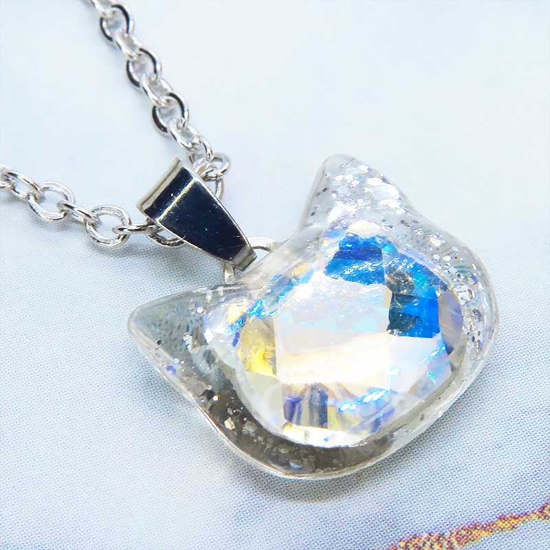 シルバーカラー 猫フェイスモチーフのムーンライトクリスタルのペンダントネックレス レジン 長さ調整可 ステンレス可