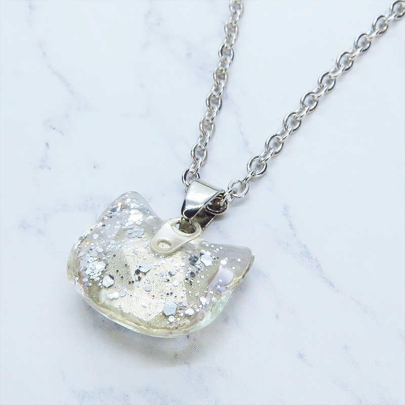 シルバーカラー 猫フェイスモチーフのムーンライトクリスタルのペンダントネックレス レジン 長さ調整可 ステンレス可