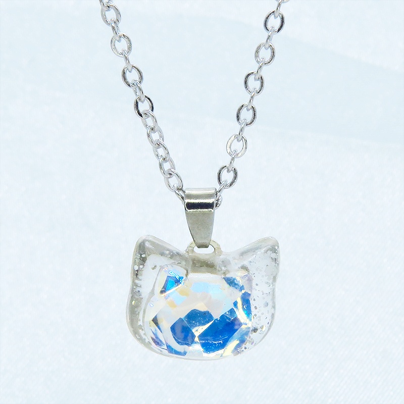 シルバーカラー 猫フェイスモチーフのムーンライトクリスタルのペンダントネックレス レジン 長さ調整可 ステンレス可