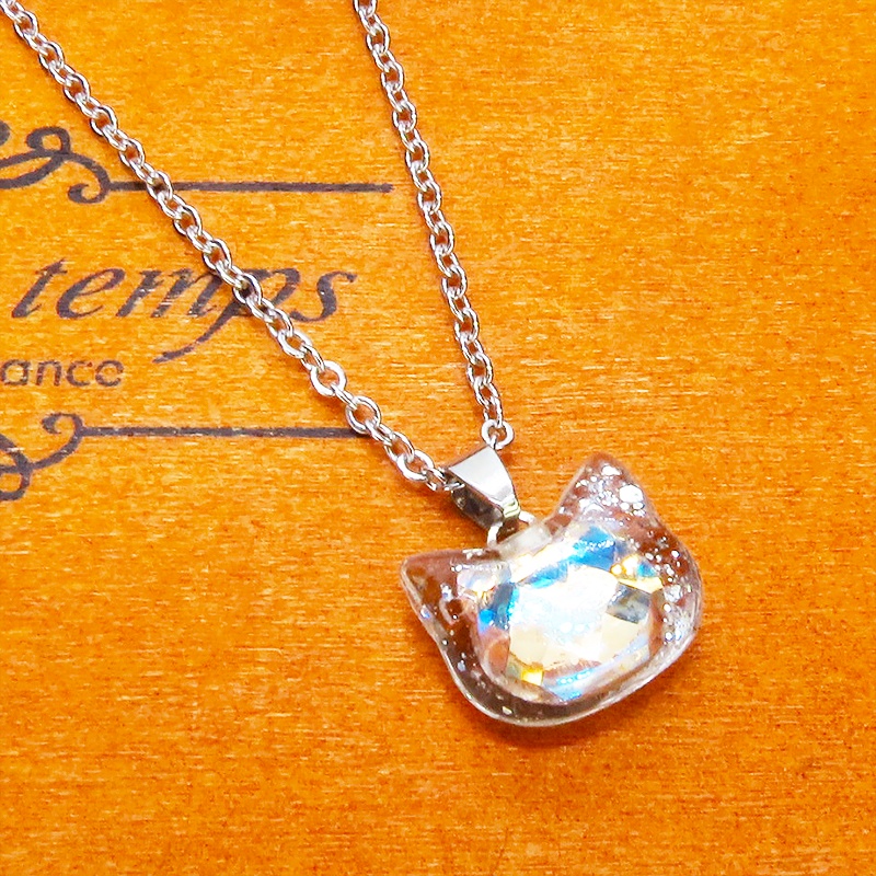 シルバーカラー 猫フェイスモチーフのムーンライトクリスタルのペンダントネックレス レジン 長さ調整可 ステンレス可