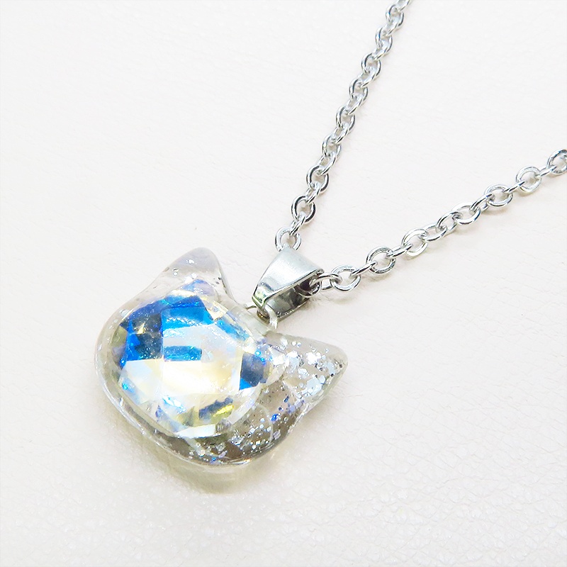 シルバーカラー 猫フェイスモチーフのムーンライトクリスタルのペンダントネックレス レジン 長さ調整可 ステンレス可