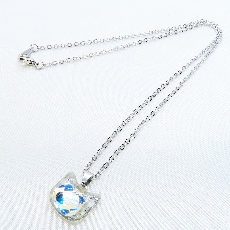 シルバーカラー 猫フェイスモチーフのムーンライトクリスタルのペンダントネックレス レジン 長さ調整可 ステンレス可