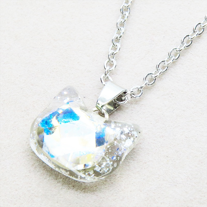 シルバーカラー 猫フェイスモチーフのムーンライトクリスタルのペンダントネックレス レジン 長さ調整可 ステンレス可