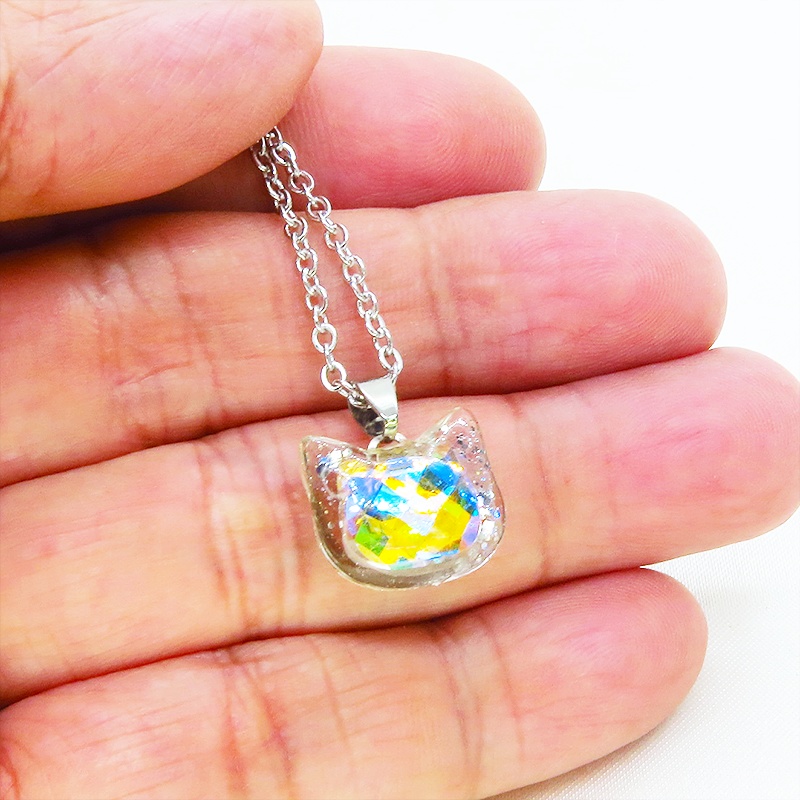 シルバーカラー 猫フェイスモチーフのヘブンライトクリスタルのペンダントネックレス レジン 長さ調整可 ステンレス可