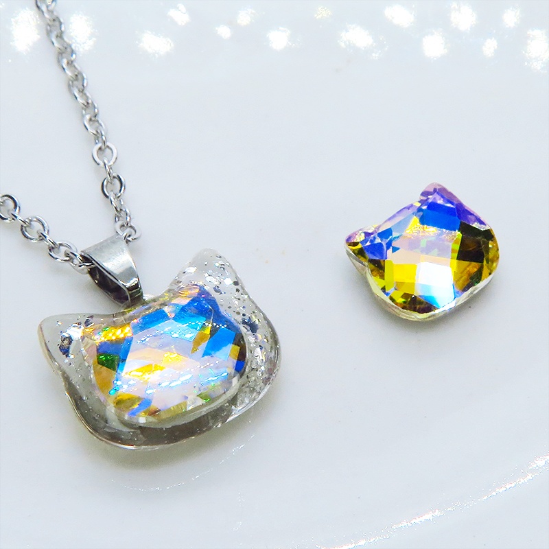 シルバーカラー 猫フェイスモチーフのヘブンライトクリスタルのペンダントネックレス レジン 長さ調整可 ステンレス可